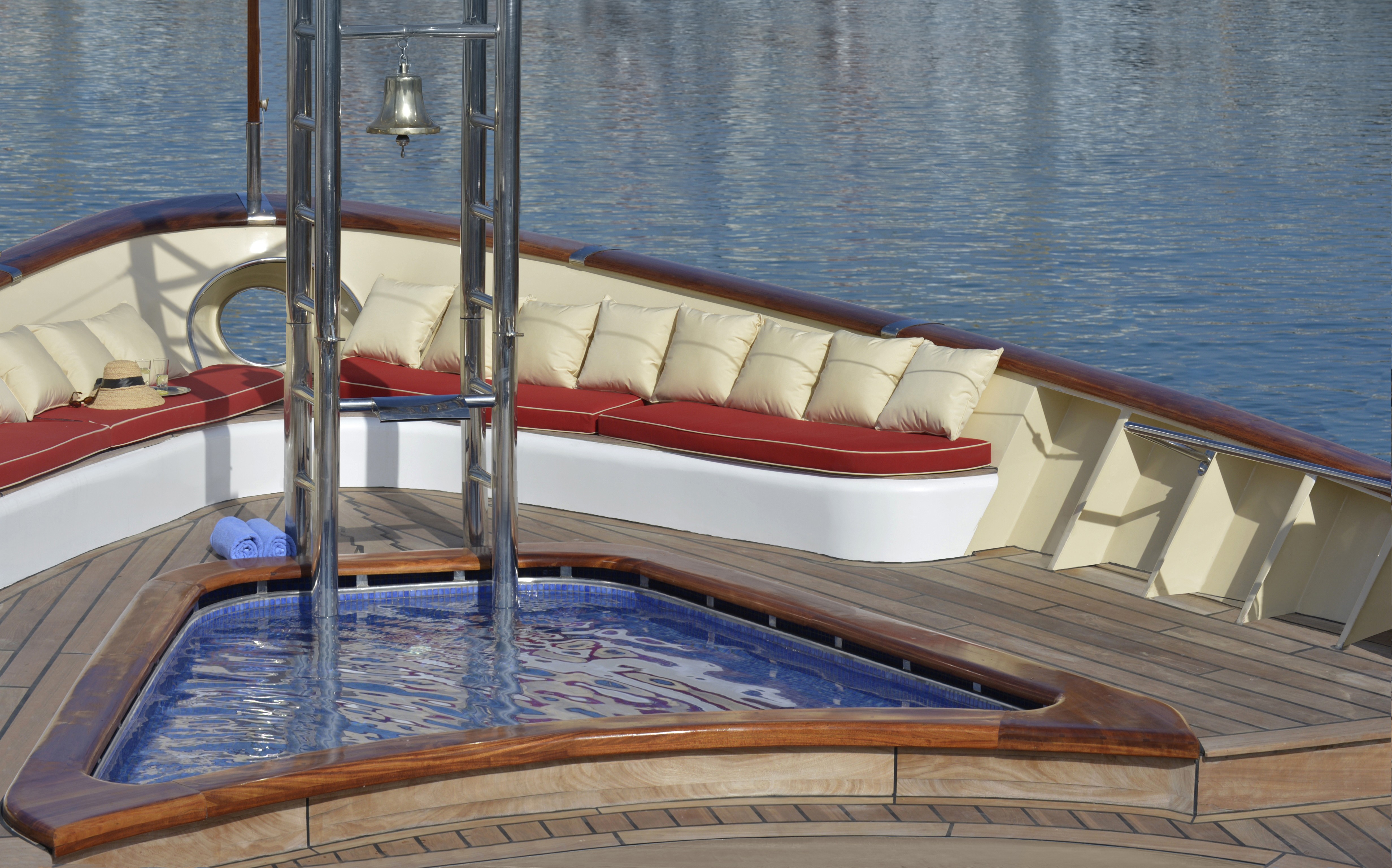 la sultana yacht layout